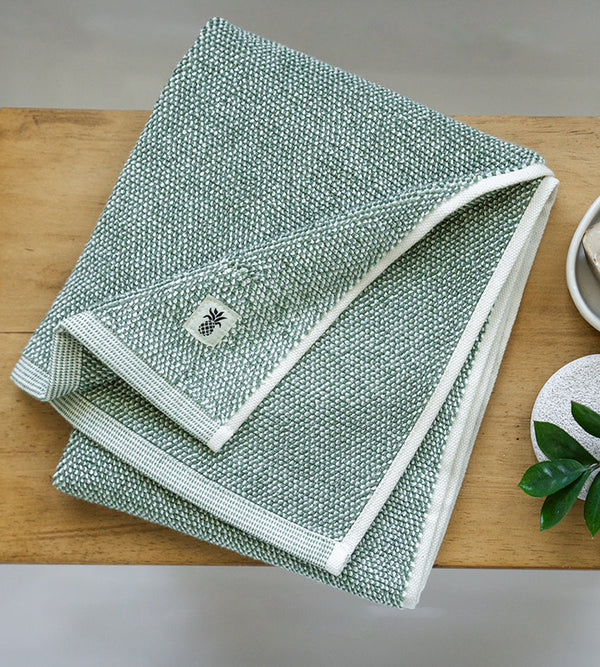 Cariloha Bamboo Two-Tone Bath Towel — manufacturer product photo